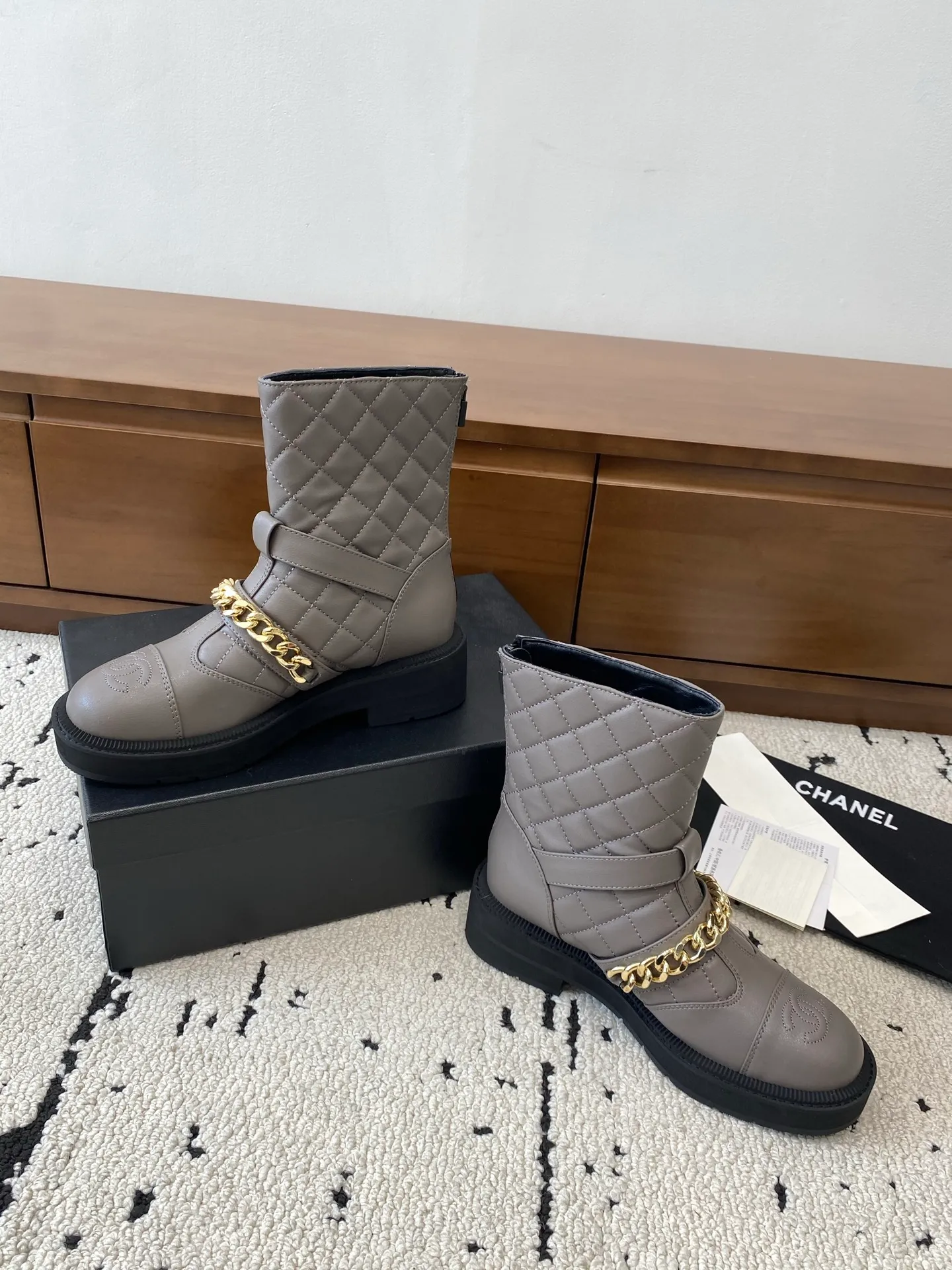 👟👟Ex-factory price 700👟👟 High version🍀 CHANEL 2025s autumn and winter series short boots, made of imported cowhide, with an additional height of 5cm to show leg length. Chanel's classic rhombus is used on the boot shaft, which Xiao Meimei particularly likes. This is Chanel's most popular style this autumn and winter. In addition, the entire boot shaft is equipped with a classic chain and school bag buckle. It is made of full-grain cowhide and uses a rear zipper. It is easy to put on the foot and super comfortable. It is a must-have for this autumn and winter. 🔴 Upper material: imported cowhide leather with anti-rust metal chain ❤︎ Consistently authentic ❤︎ Outsole: original Italian anti-slip rubber outsole Number of yards: 35-40 (40 is custom-made, non-refundable and non-exchangeable) Buy now 👉 Buy now 👉 Buy now 👉 Buy now 👉 Buy now 👉 Buy now 👉 Buy now 👉 Buy now 👉 Buy now 👉 Buy now 👉